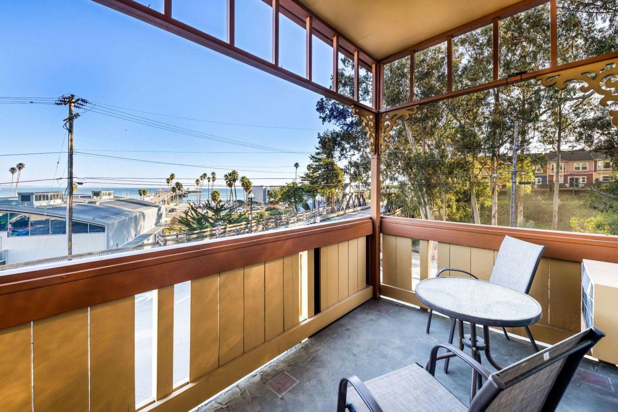 Howard Johnson By Wyndham Santa Cruz Beach Boardwalk Экстерьер фото