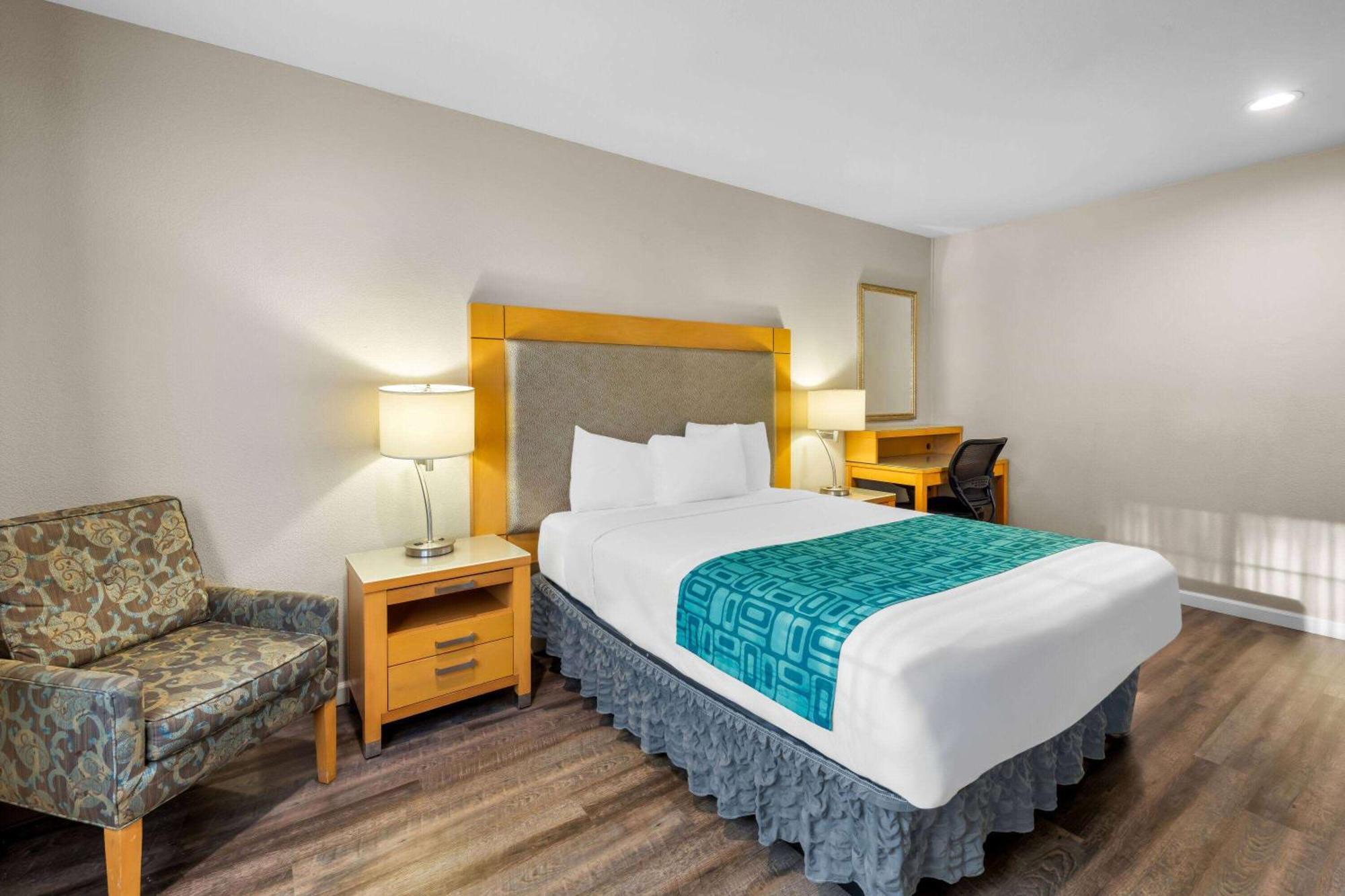 Howard Johnson By Wyndham Santa Cruz Beach Boardwalk Экстерьер фото